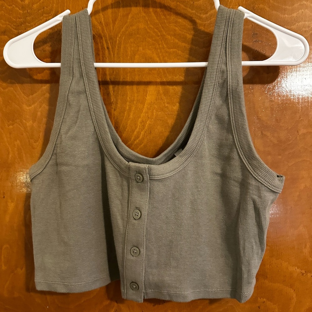 Women's Gray Sleeveless Button-Up Top